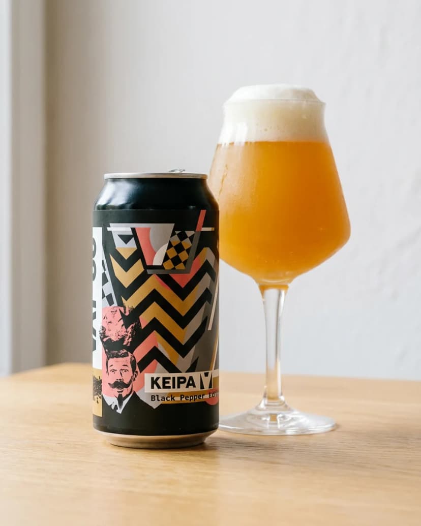 Blik KEIPA Black Pepper naast een Teku-glas met hazy IPA